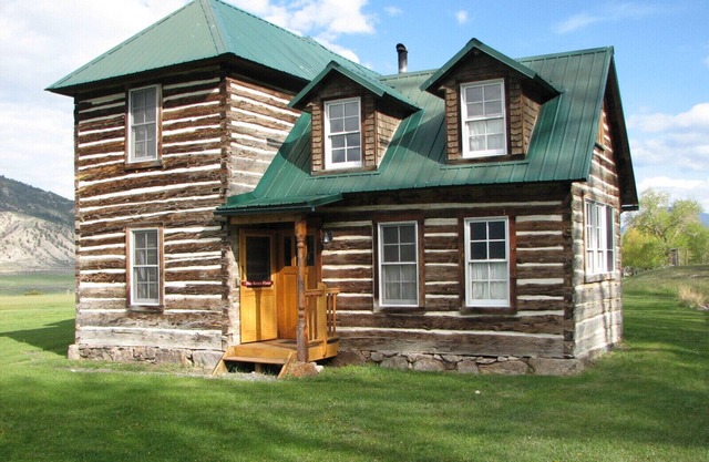 Histórico Cabaña de 2 pisos a mano Hewn Iniciar Junto al parque de Yellowstone
