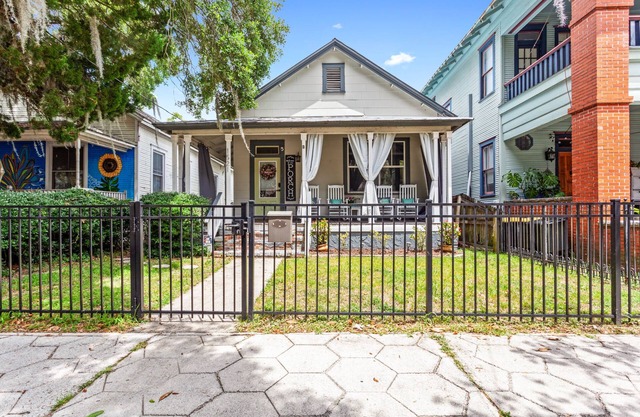 3bedroom BeautifulHistoric PorchHouse-Pet friendly- monthly & weekly specials