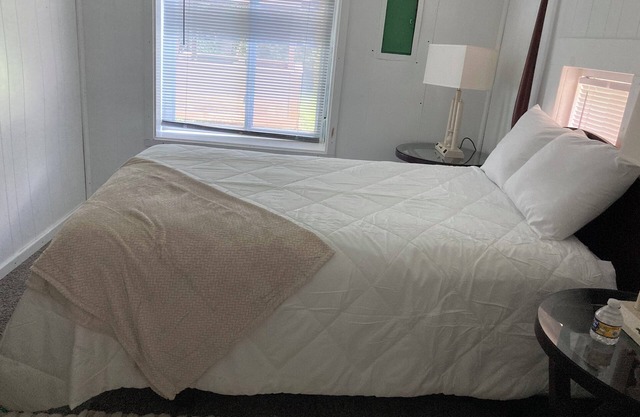 Historic 4-bedroom house in Glen Carbon with AC