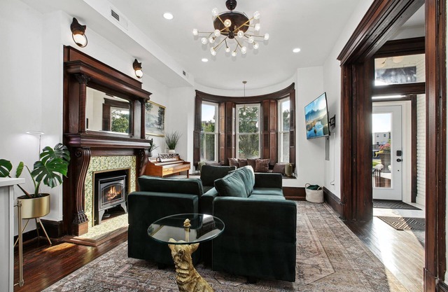 Stately & Historic-7BR/4.5BA-Parking+Chefs Kitchen