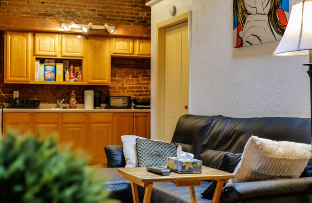 SuiteHistoric Loft Suite @ Downtown Albany w / Parking!