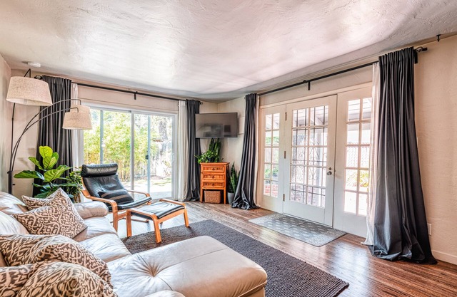 Historic Oaks Hideaway-Great Location w/ Yard