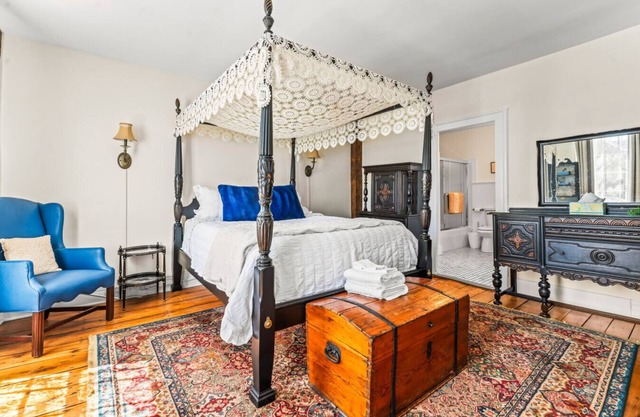 Historic Downtown Mystic Captain's House, 3BR/2BA Water Views