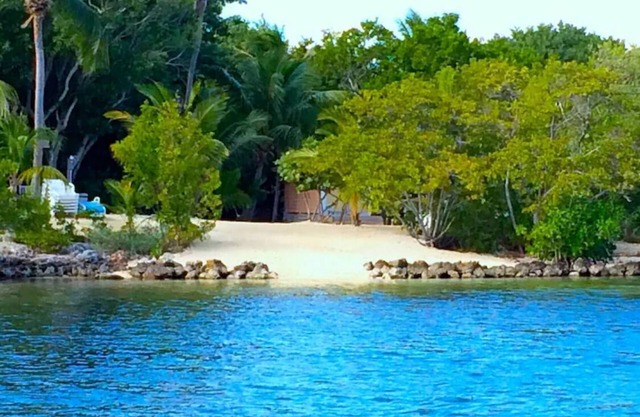 Casa histórica frente al mar aislada en 2. 5 acres con muelle, jardín y playa: 6BR 4BA