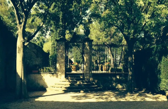 Listed village house, shaded garden, swimming pool