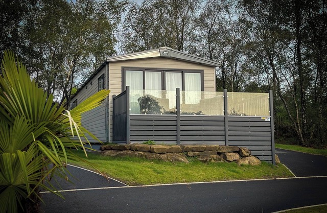 Hobbit - House Of The Owl.nLuxury lodge with views. Pet friendly. Indoor Pool.