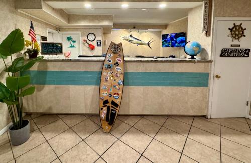 Hole Inn the Wall Hotel - Fort Walton Beach - Sunset Plaza - nearby Beaches & Hurlburt