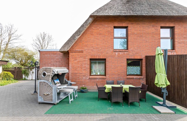 Apartamento vacacional "Nordlicht" en casa con techo de paja, terraza y wifi