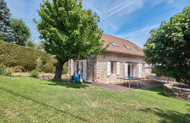 Casa de vacaciones 'Jolie Maison' con vistas a la montaña, terraza privada y Wi-Fi