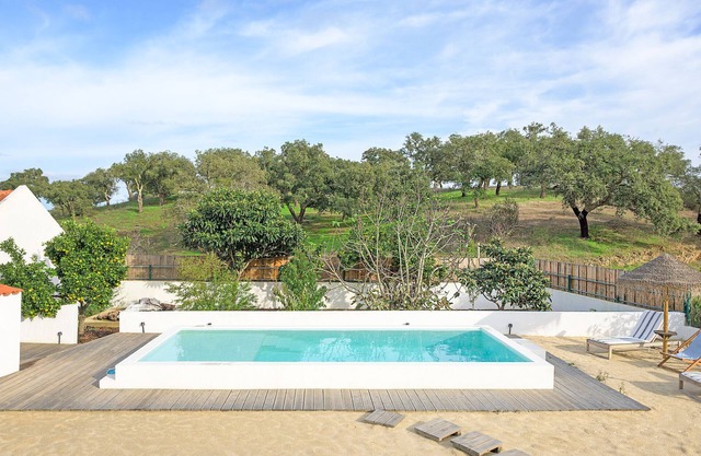 Casa de vacaciones 'Monte Da Venda De Baixo' con vistas a la montaña, piscina privada y Wi-Fi