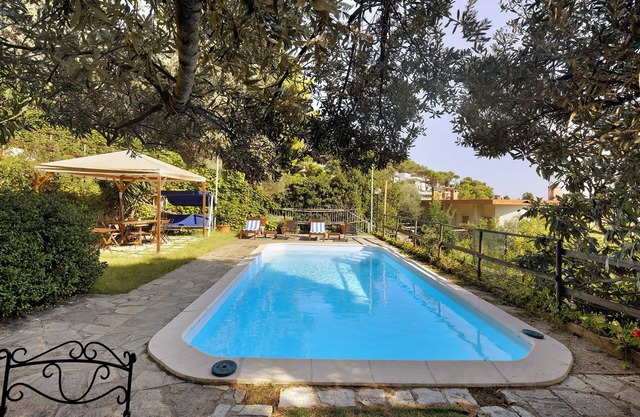Apartamento vacacional "Belvedere Su Bergeggi In Villa" con vistas al mar, piscina y terraza