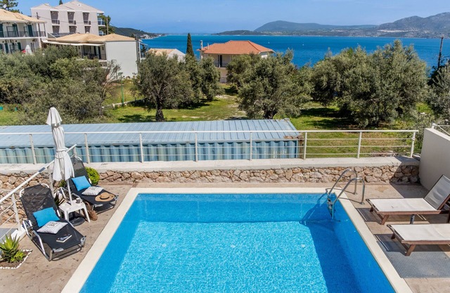 Apartamento vacacional "Evagelia Luxury 2" con vistas al mar, piscina compartida y Wi-Fi