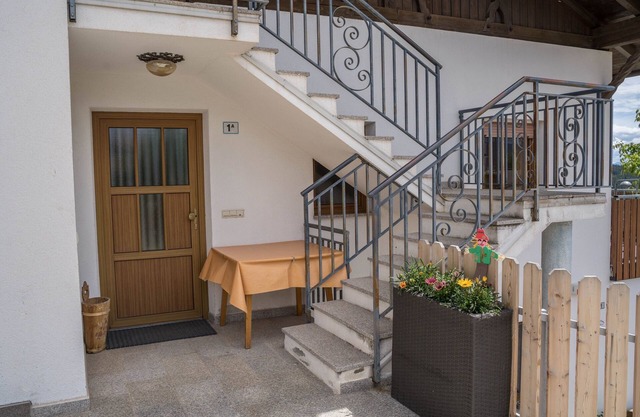 Comfortable holiday apartment Greif in the area of Meran - Apartment A with Wi-Fi, balcony and view over the landscape; parking available.