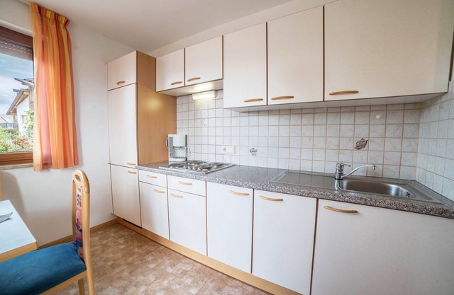 Comfortable holiday apartment Greif in the Meran area - Apartment B with Wi-Fi, balcony and terrace and view over the landscape; parking available