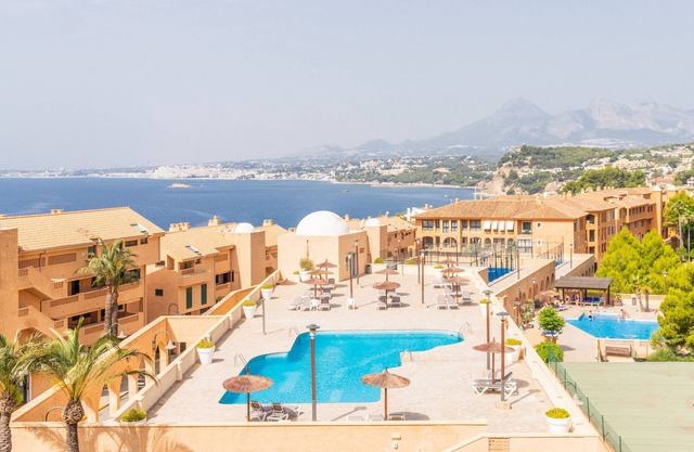 Apartamento vacacional "Magnificent Penthouse Alteamascarat" con vistas al mar, piscina y Wi-Fi