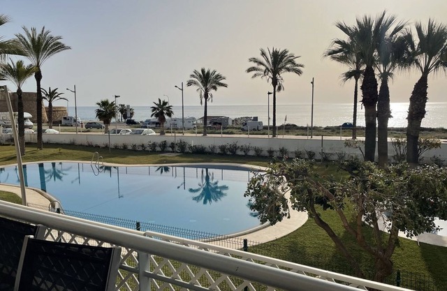 Apartamento vacacional "Primera Linea Marina Del Faro" con vistas al mar, piscina compartida y Wi-Fi