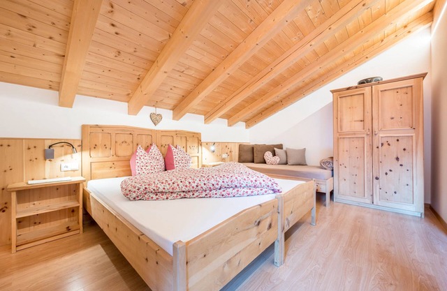 Apartamento vacacional "Raffreiderhof Apt Zirbe" con vistas a la montaña, piscina y Wi-Fi