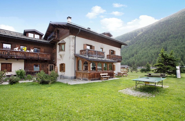 Apartamento vacacional 'Ulivo Chalet Cambra' con vistas a la montaña y balcón privado