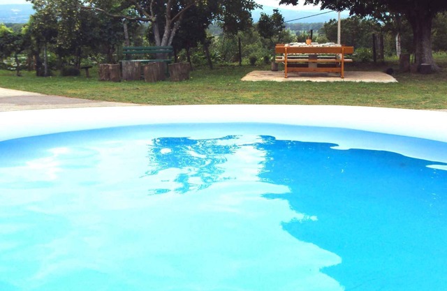 Apartamento vacacional con balcón y piscina de montaje