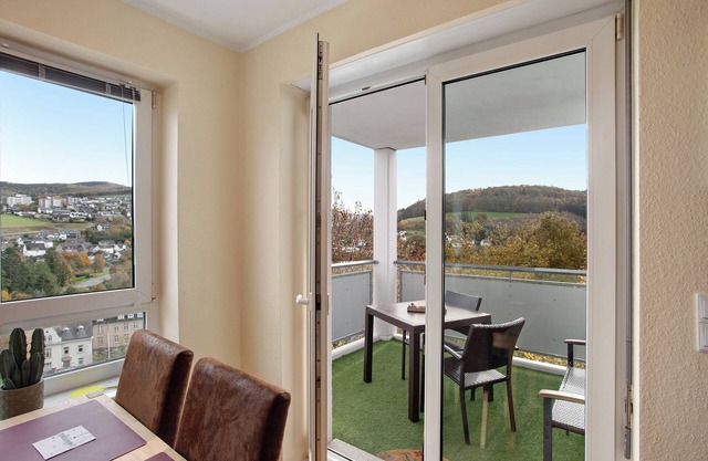 Apartamento de vacaciones "FeWo am Hennesee" con balcón y vistas lejanas