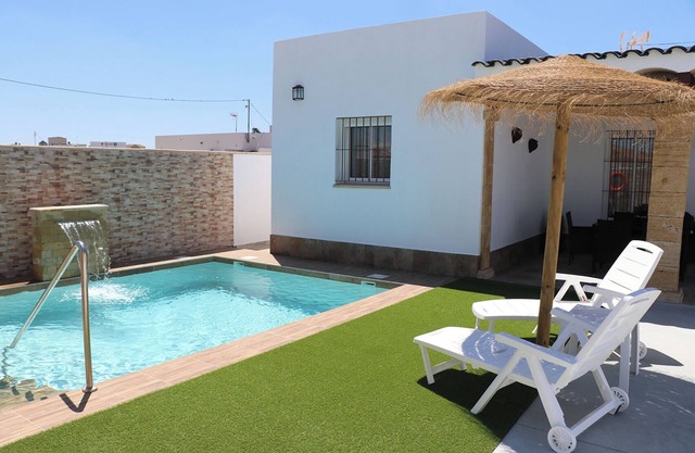 Chalet con piscina privada y WiFi