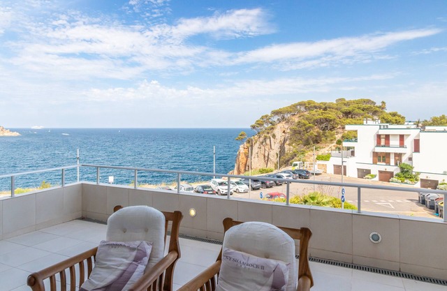 Casa de vacaciones 'Casa Rosselló' con vistas al mar, terraza privada y Wi-Fi