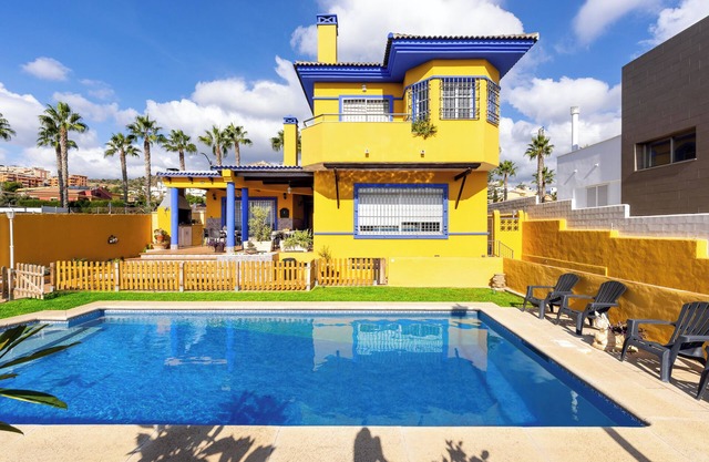 Casa de vacaciones "Milestone House" con piscina, terraza, balcón, aire acondicionado y Wi-Fi