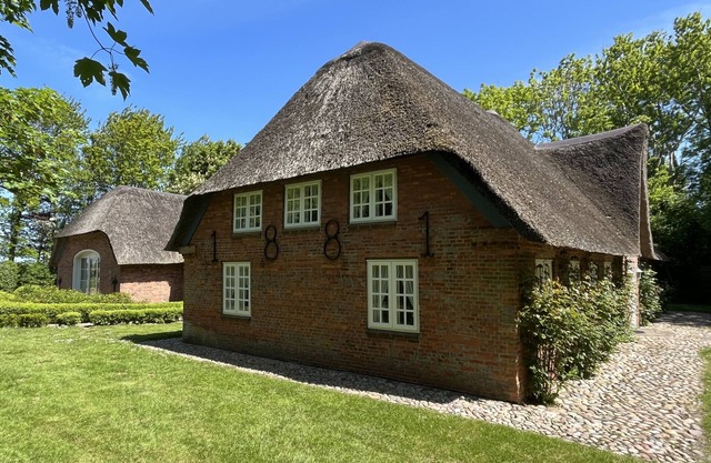 Casa de vacaciones 'Deichglück Auszeit-Friesenhaus' con terraza privada, jardín privado y Wi-Fi