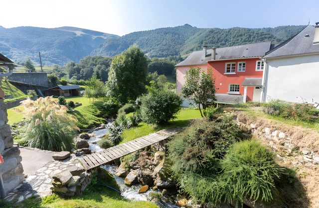 Casa de vacaciones 'Ainerak' con vistas a las montañas, piscina privada y Wi-Fi