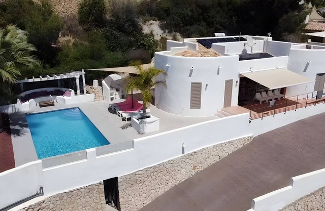 Casa Vacacional 'Beautiful Ibiza Style Moraira' con Vista al Mar, Wi-Fi y Aire Acondicionado