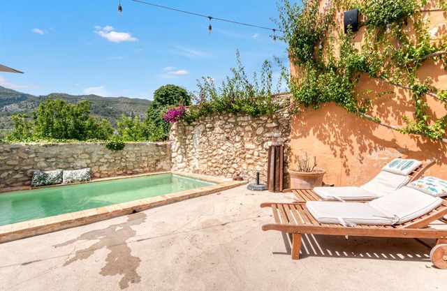 Casa de vacaciones 'Ca la Pasita 26' con piscina, vistas a la montaña y Wi-Fi