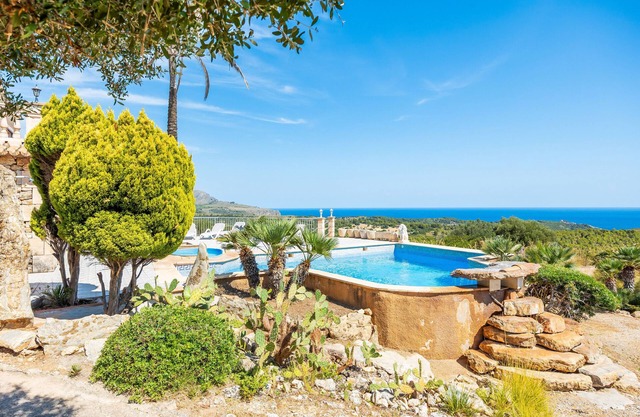 Casa de vacaciones 'Ca Na Lluny' con vistas al mar, piscina privada y Wi-Fi