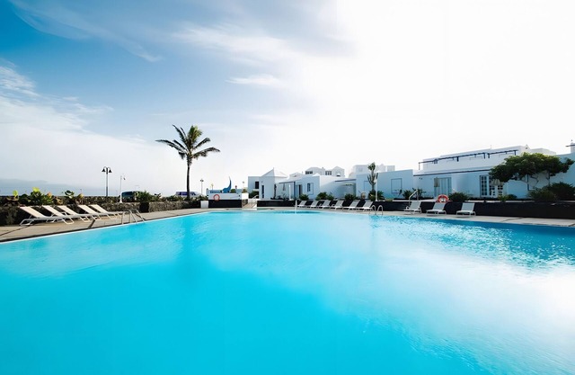 Casa Vacacional 'Caleta Campos Bungalows' con Vista al Mar, Piscina Compartida y Wi-Fi