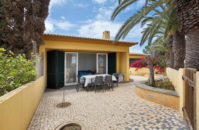 Casa de vacaciones 'Casa De Férias A 75 Metros Da Praia' con vistas a la montaña