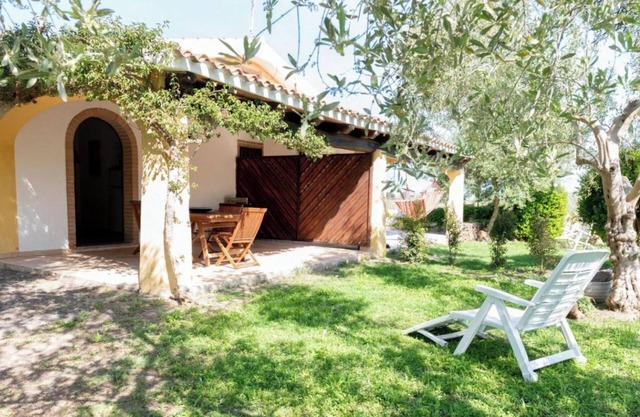 Casa de vacaciones 'Casa Su Barone' con terraza privada, jardín privado y aire acondicionado.