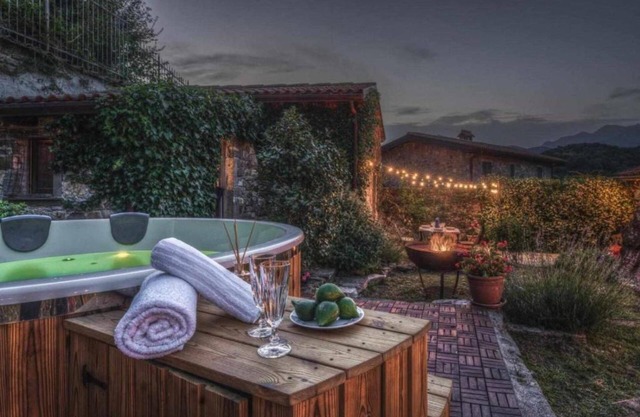 Casa de vacaciones 'Casale La Compagnia' con vistas a la montaña, jardín privado y Wi-Fi