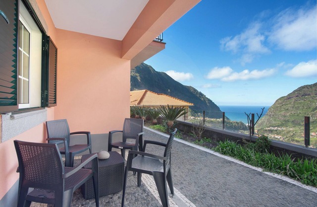 Casa de vacaciones 'Cristina Grand' con vistas al mar, terraza privada y Wi-Fi