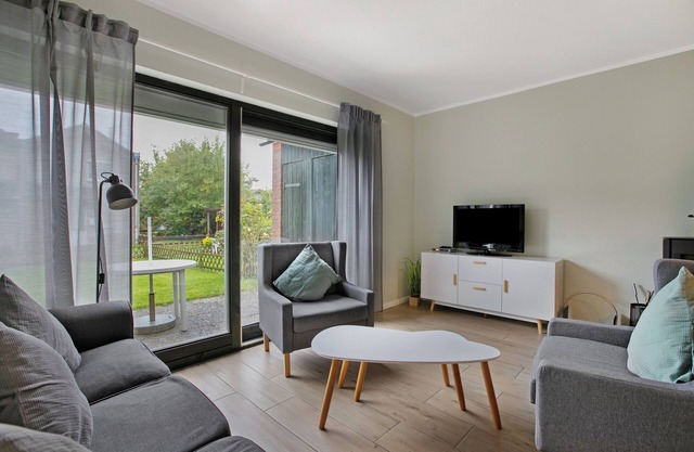 Casa de vacaciones 'Ferienhaus Deichkönig' con vistas al lago, terraza privada y Wi-Fi