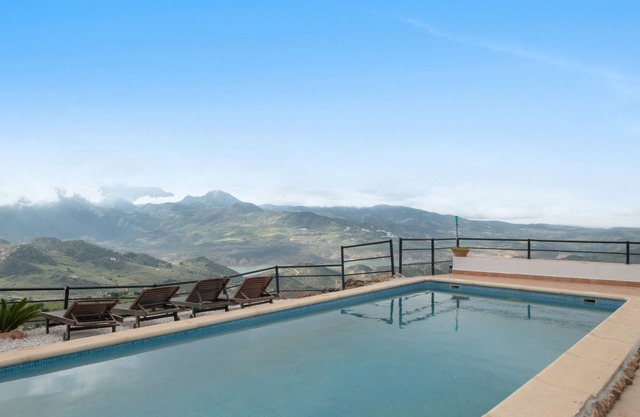 Casa de vacaciones 'El Mirador De La Luna' con vistas al lago, piscina privada y Wi-Fi