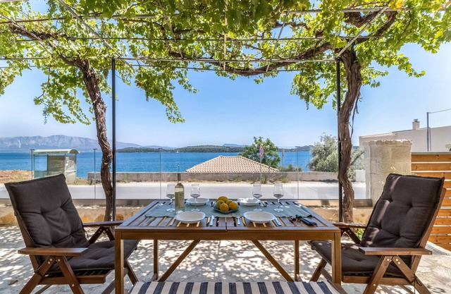 Casa de vacaciones 'Elia Perigiali Lefkada' con vistas al mar, Wi-Fi y aire acondicionado