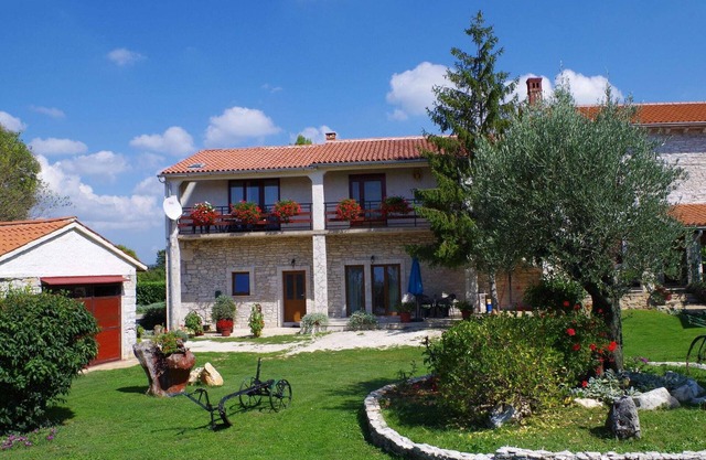 Casa en Šajini con piscina cerca de playa