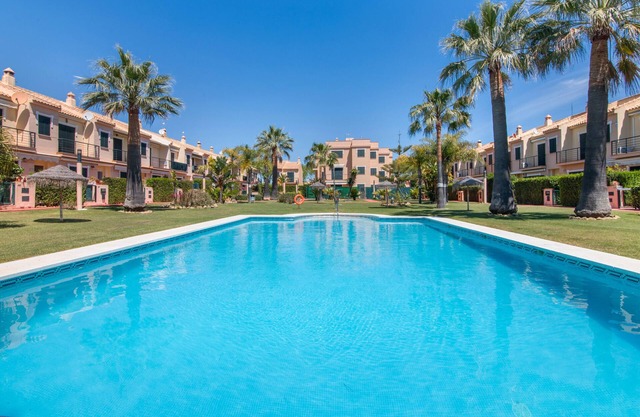 Casa de vacaciones 'Islantilla' con piscina compartida, terraza privada y Wi-Fi