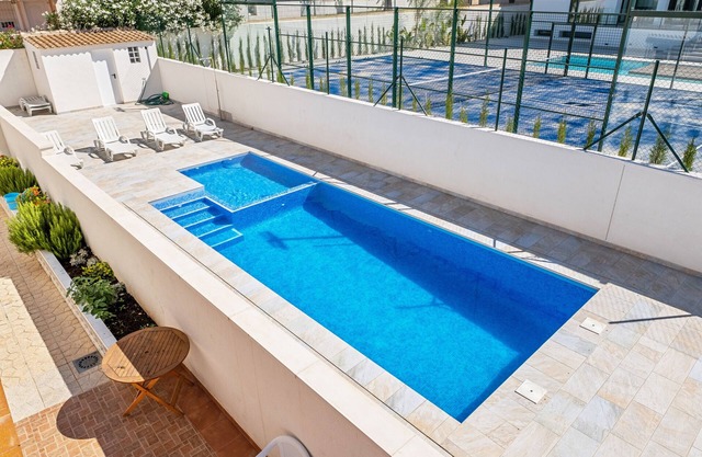 Casa de vacaciones 'Las Calas B Y D' con piscina compartida, terraza privada y Wi-Fi