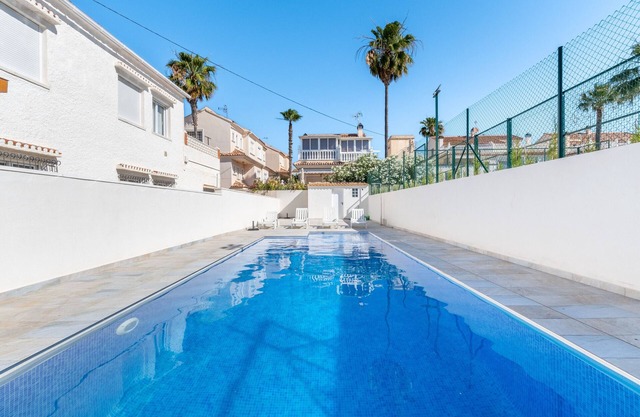 Casa de vacaciones 'Las Calas C y E' con piscina compartida, terraza privada y Wi-Fi