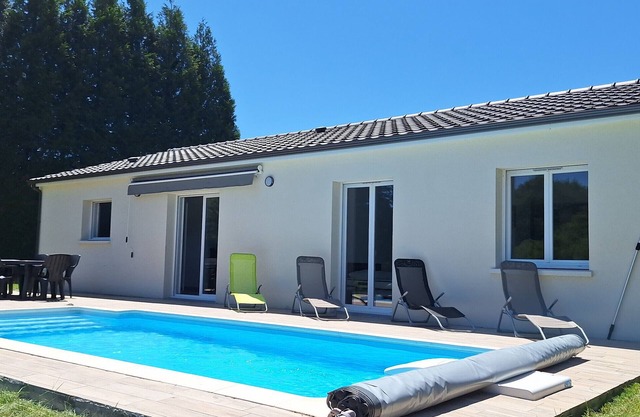 Casa de vacaciones 'Les Granges De Soulagnieux' con vistas al lago, piscina privada y Wi-Fi