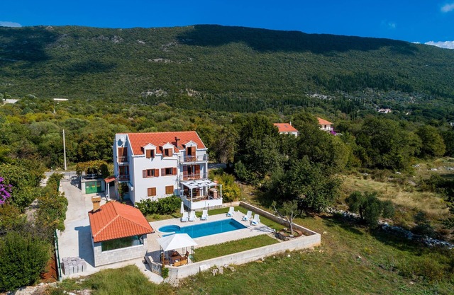 Holiday Home Luce- Casa de vacaciones de seis dormitorios con terraza y piscina