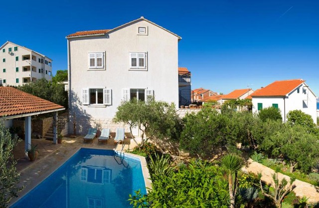 Holiday Home Lukrecia, for 9, private pool, free parking, 450 m from the beach
