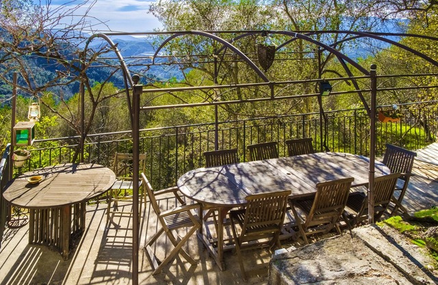 Casa de vacaciones 'Maison À Peille' con vistas al mar, terraza privada y Wi-Fi