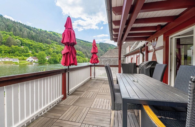 Casa de vacaciones 'Moseljuwel' con sauna, piscina y vistas al lago
