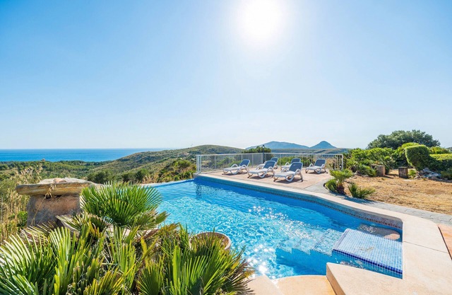 Casa de vacaciones 'Na Moli' con vistas al mar, piscina privada y Wi-Fi